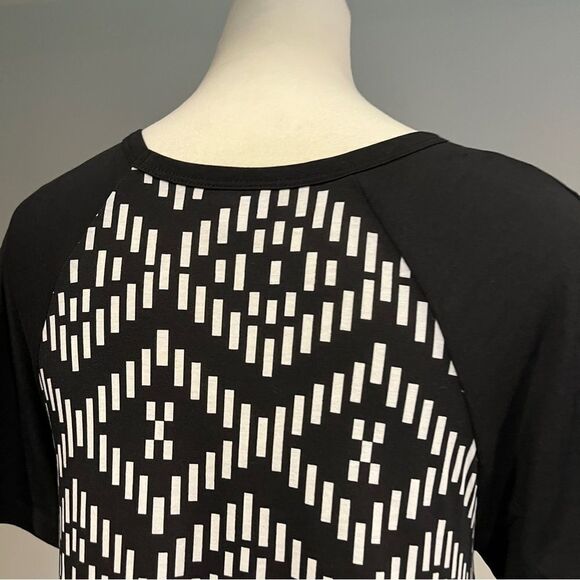 LuLaRoe short sleeve geometric print hi-low scoop neck Carly dress size Small - Picture 6 of 11